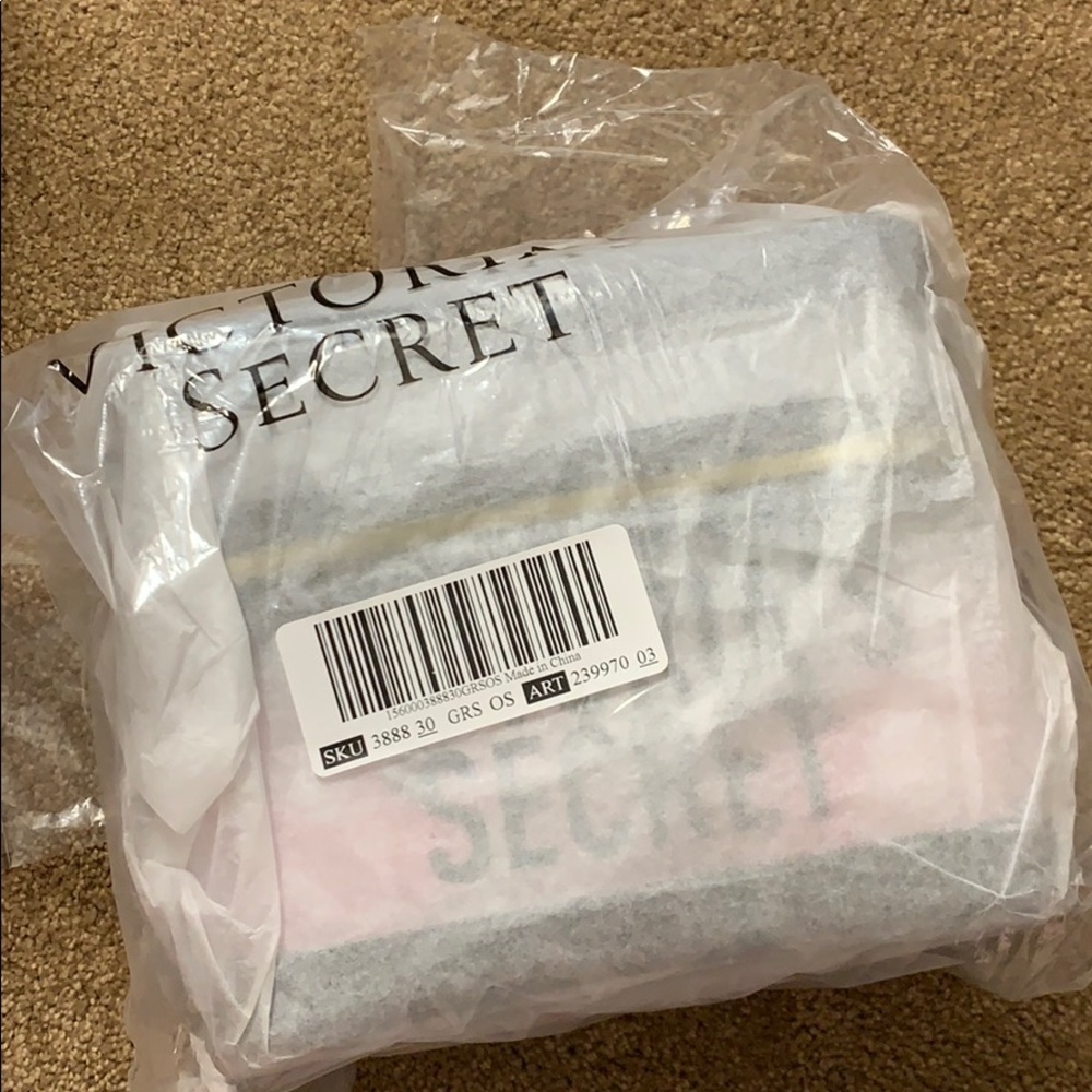 Victoria’s Secret 4 in 1 beauty bag set - Picture 2 of 2